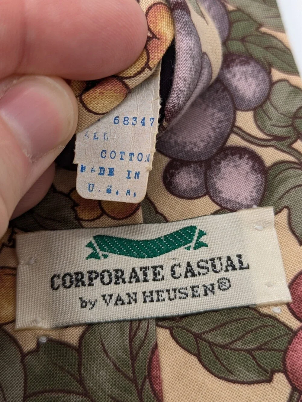 Vintage Van Heusen Cream Green Berry Fruit Cotton Mens Tie